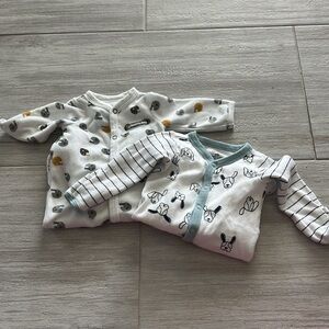 Carter’s Newborn 0M white pajamas babies football & puppies snap closure